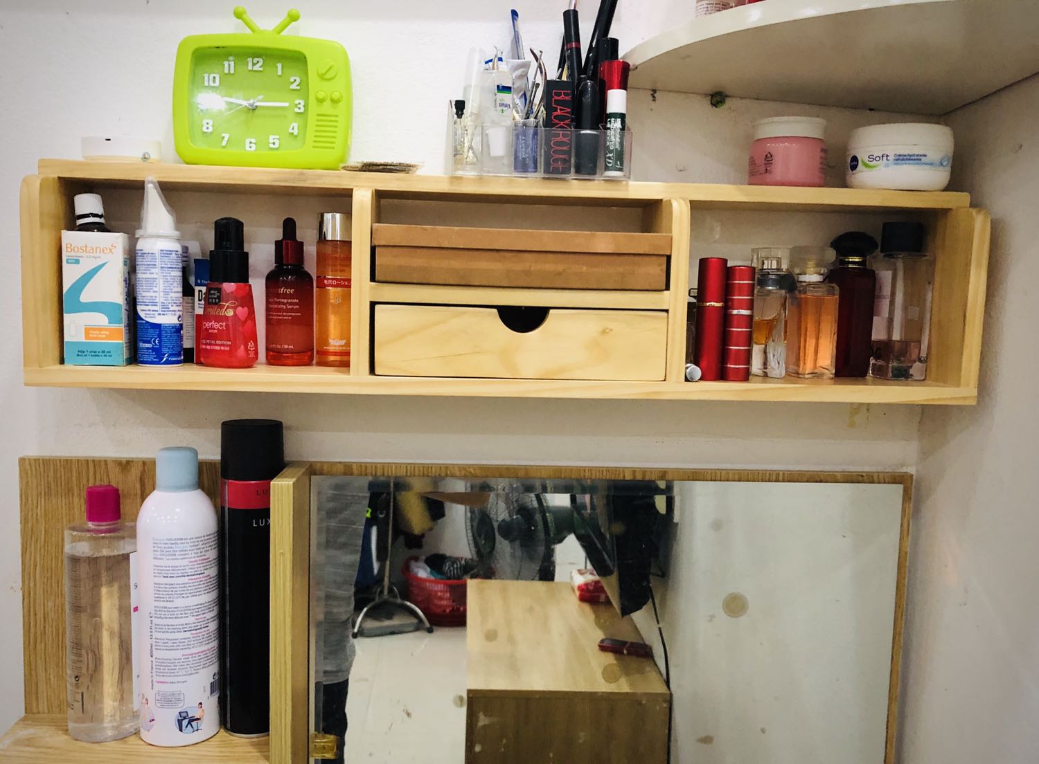 Sản phẩm đẹp, chắc chắn. Tuy nhiên, ngăn kéo nên làm caia ngưỡng để chặn ko lôi cả ngăn kéo ra. Mình phải chế 1 con vít để giữ cái ngăn kéo. Sản phẩm đẹp, chắc chắn. Tuy nhiên, ngăn kéo nên làm caia ngưỡng để chặn ko lôi cả ngăn kéo ra. Mình phải chế 1 con vít để giữ cái ngăn kéo.