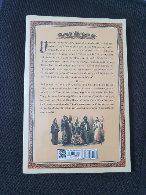 Lúc đầu tưởng bìa cứng, nếu có bìa cứng thì tốt quá, sách đẹp nhé!