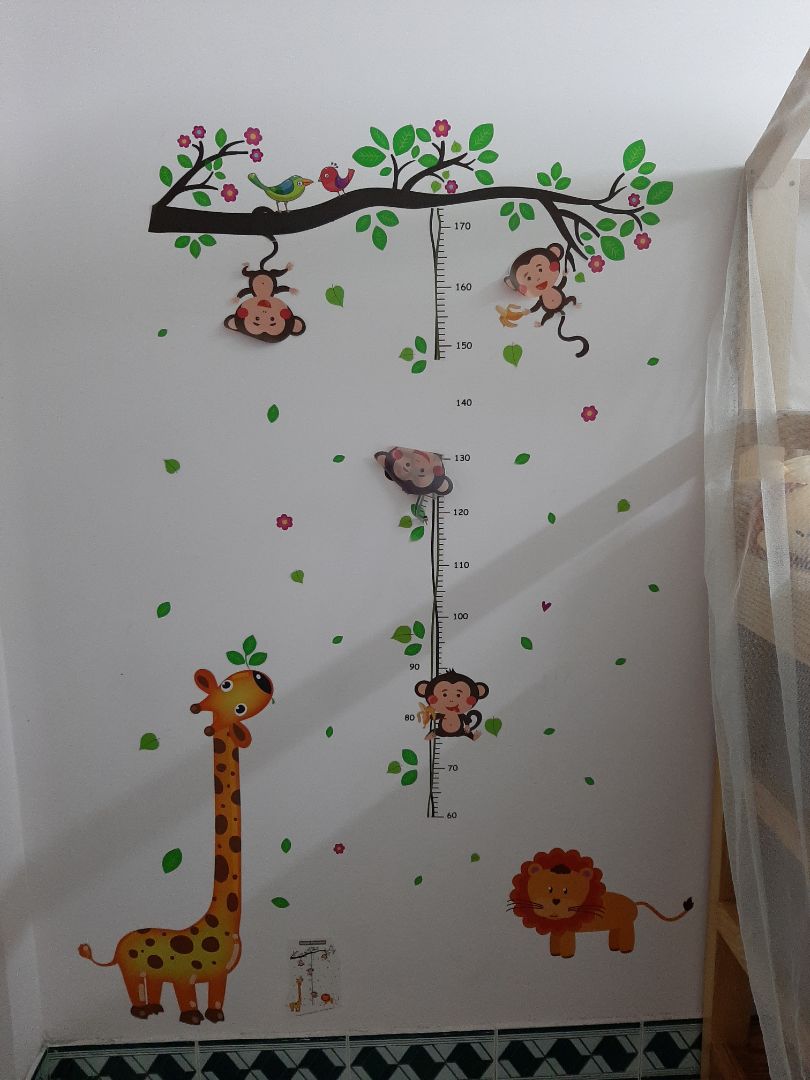 mình có mua mấy mẫu dán nhưng mẫu này hơi bị bong mấy chi tiết to, m phải dùng máy sấy sấy nóng trực tiếp mặt keo, nhìn chung dán khá vất vả. các bạn mua về dính vào tường sơn nên cân nhắc.
Nhìn chung kết quả khá đẹp, các con rất thích