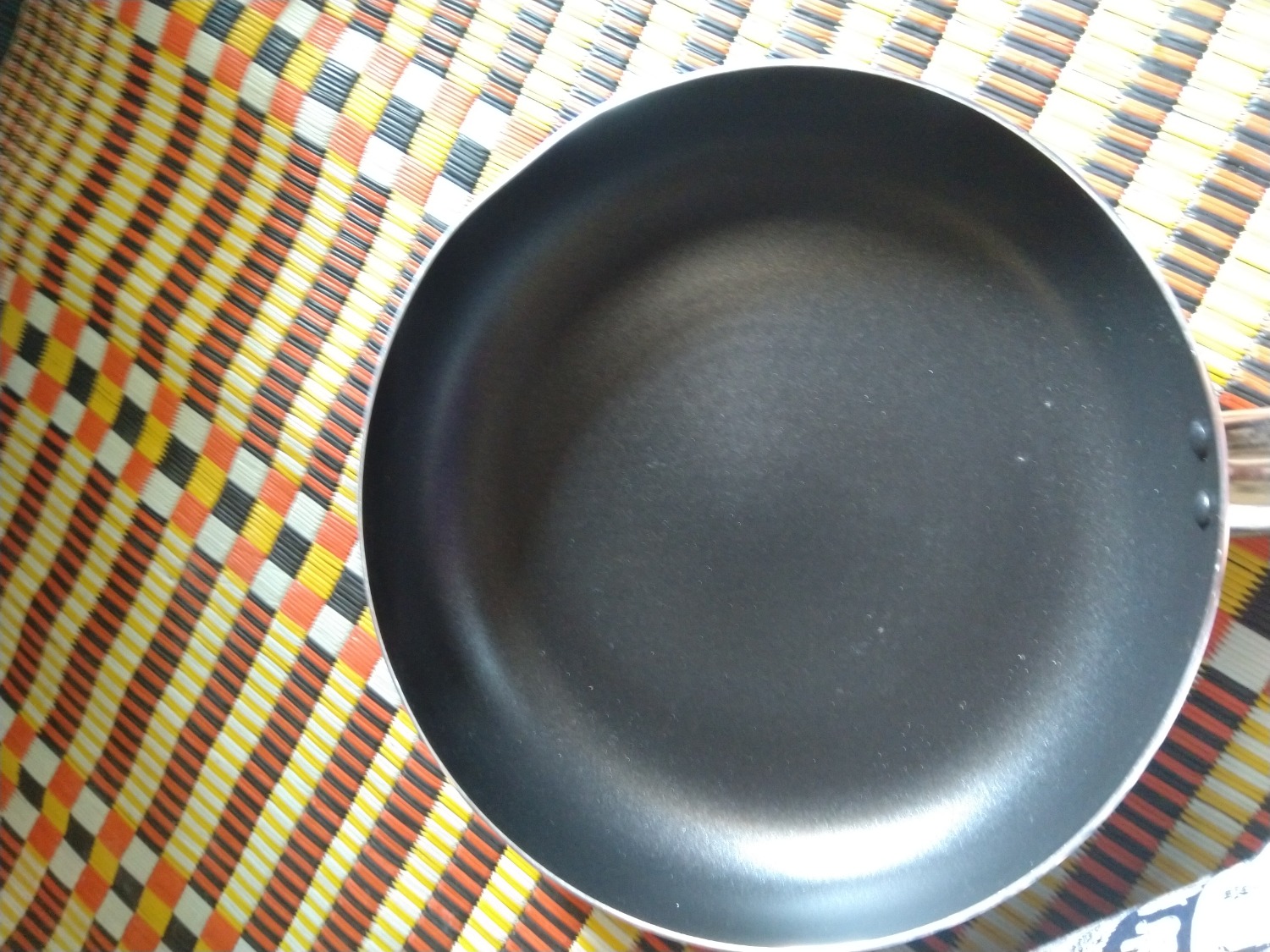 Tiki giao hàng nhanh, tuy nhiên giao cho mình chảo bị MÉO, nhìn rất rõ. Vì hàng giao lúc bố mình đang bận nên ko kịp mở hàng ra kiểm tra. Chỉ là 1 cái chảo nên mình không muốn mất thời gian đổi đi đổi lại, nhưng giao hàng kém chất lượng như thế này thì thực sự thất vọng =(