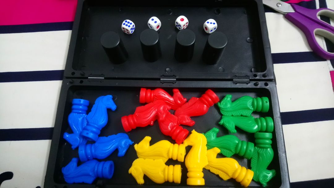 Bộ này hơi nhỏ cho nhà nào muốn mua về chơi cả nhà nha, với mình thì bé xinh cũng ok. Hộp đựng là đường đi cho mấy quân cờ, mấy quân cờ thì bằng nhựa, cầm cũng chắc tay, xí ngầu có vài cái hơi lem nhưng mà đổ cũng ổn.