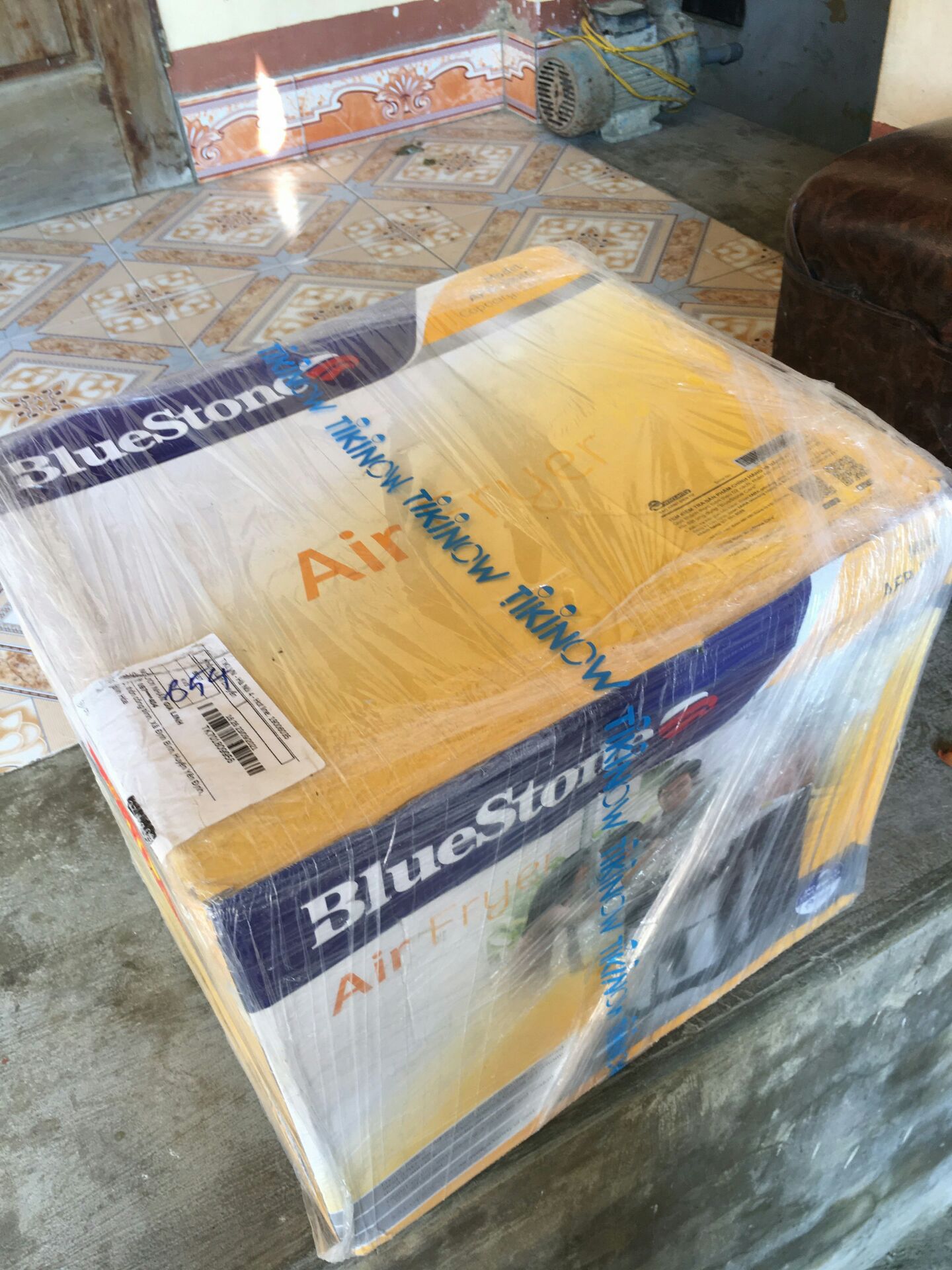 Lần đầu tiên mua hàng ở tiki mà không hài lòng tí nào. Thứ nhất là giao hàng đi xa mà chỉ bọc một lớp nilon bên ngoài vỏ hộp, không có hộp bảo vệ bên ngoài dù giá trị đơn hàng rất cao. Thứ hai là giao hàng quá chậm, trễ 4 ngày dù khu vực mình ở không có dịch bệnh.