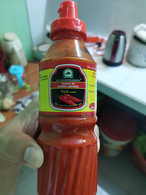 Lúc đầu mình cứ tưởng tương ớt này đặc sệt, ai ngờ dạng lỏng. Nên mình không thích ăn dạng lỏng. 

Tương ớt này hương vị chua chua cay nồng.