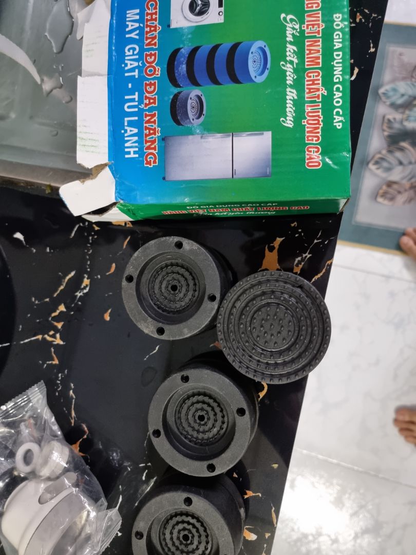 giao hàng kém chất lượng, nhựa cứng ko chứ phải nhựa dẻo, rất nhẹ và rỗng bên trong, làm sao chịu đc máy giặt