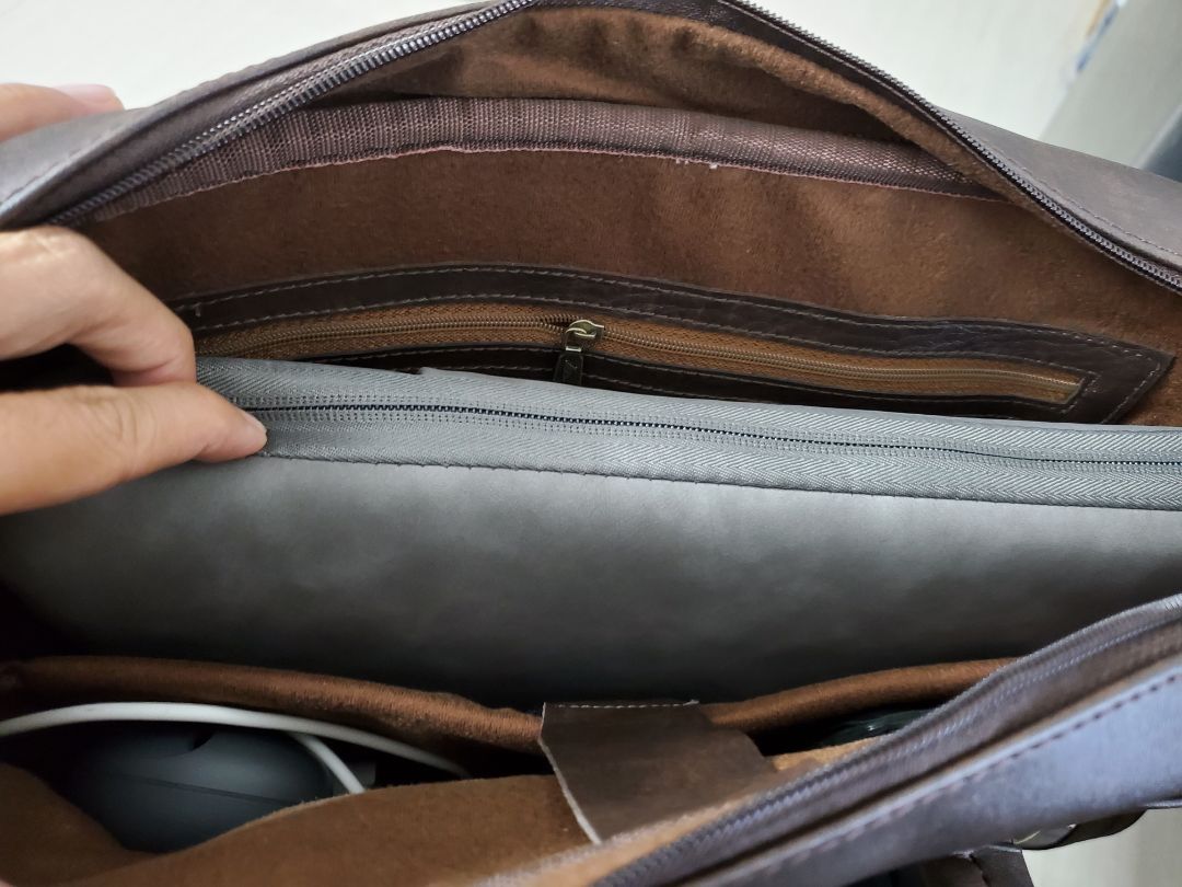 Mềm và màu đẹp, nhiều ngăn tiện lợi. Dây hơi nhỏ sợ không mang được nặng