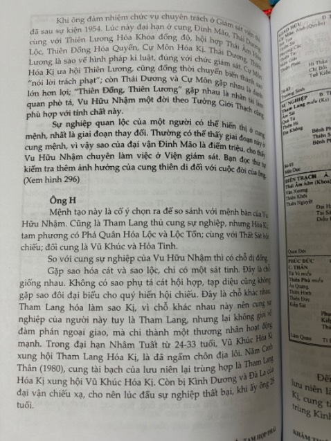 Sách mình thấy in không đều á, chỗ mực đậm, chỗ nhạt. Có nếp gãy nữa