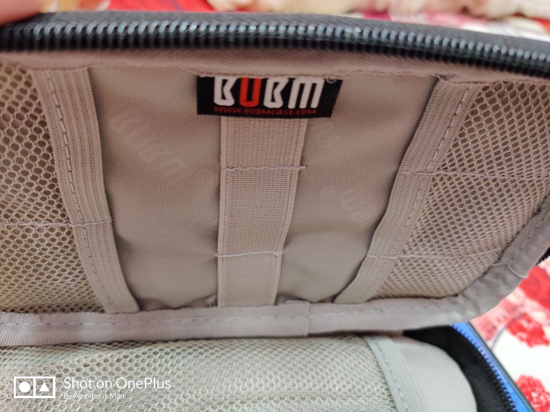 hàng giao nhanh. túi may bên ngoài đẹp. tuy nhiên bên trong ruột túi có nhiều đường chỉ thừa, lởm chởm trông ko chỉn chu lắm. ngoài ra, các ô nhét dây sạc được thiết kế quá nhỏ, ko dùng đc. nếu giảm bớt số ngăn để tăng diện tích thì tốt hơn. chấm 3 sao.