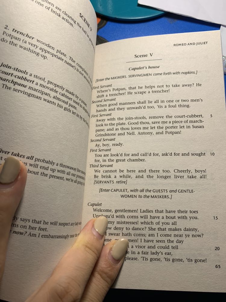 Ship hàng nhanh, cẩn thận. Truyện cầm nhẹ tay, màu giấy khi đọc k mỏi mắt, chất lượng in tốt. Cuốn này kinh điển nên mình mua về đọc luyện tiếng Anh