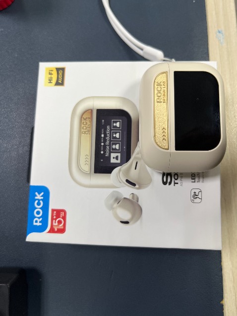 Chất lượng âm thanh ổn trong tầm giá, có hỗ trợ giao diện Tiếng Việt , bị lỗi hiển thị Tiếng Việt trên giao diện nghe nhạc. Không đáng kể chấp nhận được.