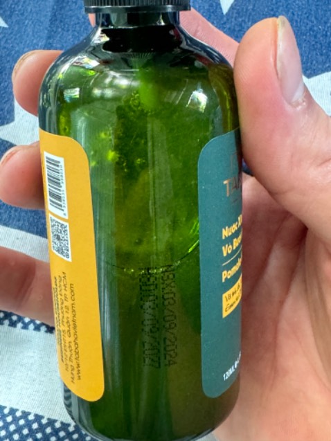 Có mùi tinh dầu bưởi, mát mát khi xịt lên, mới dùng còn chưa biết hiệu quả thế nào, nhưng cũng ko gây ngứa, gàu, hay khó chịu… sẽ quay lại đánh giá sau 1 thời gian trải nghiệm nữa.