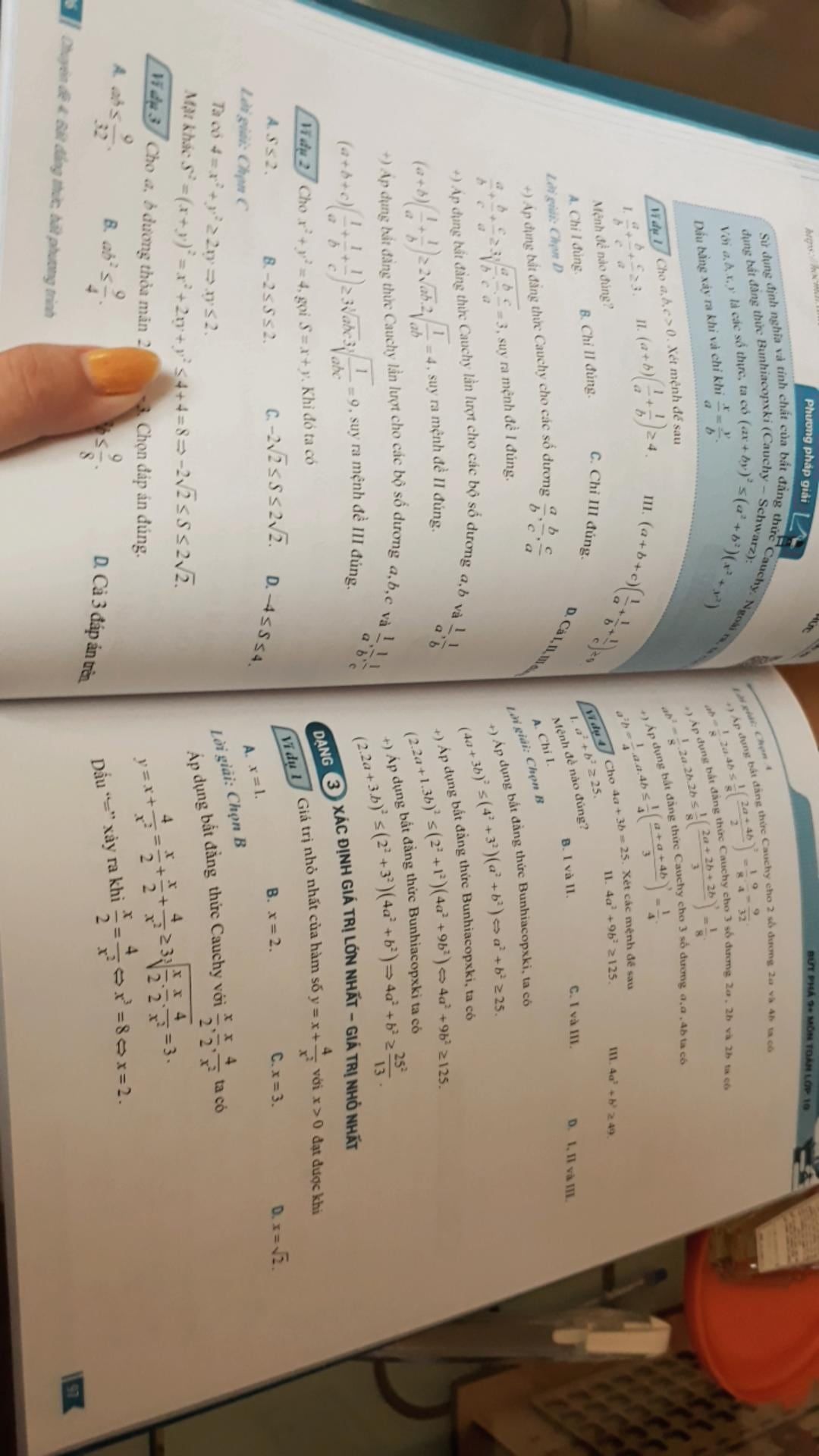 sách bị quăng và nhăn góc dưới, hình như sách năm ngoái nên markbook ghi 2k5, bìa gấp bị lộ trang giấy ở trong nên bị nhăn trang, nhưng bù lại kiến thức đầy đủ, có cả link bài giảng, còn tặng kèm markbook và có đủ các dạng bài tập nên khá hài lòng