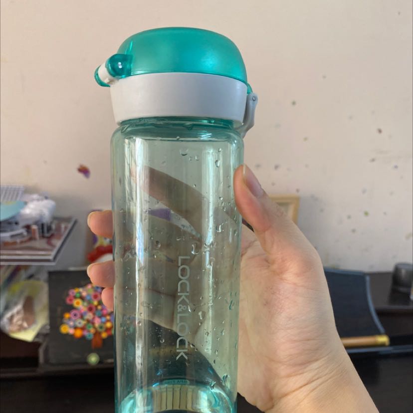 Tiki đóng gói cẩn thận, ship hàng nhanh. Bình nước chất liệu chắc chắn và màu sắc tưoi tắn