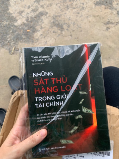 Sách chia sẻ nhiều sự kiện có thật, phân tích mổ xẻ để người đọc nhận ra được các mánh khoé của những kẻ *** đảo tài chính mình đọc thấy khá thú vị.
Tuy nhiên, không biết có phải do mình là người ngoại đạo hay không mà có vài cụm từ mình đọc bản dịch thấy chưa hiểu được ý, vài đoạn câu từ trúc trắc không xuôi lắm và khá nhiều phần có những câu từ bị lặp lại kiểu dịch theo từng câu từng chữ nên mình thấy nội dung bị bớt đi vài phần hấp dẫn so với những gì giới thiệu trong lời mở đầu.