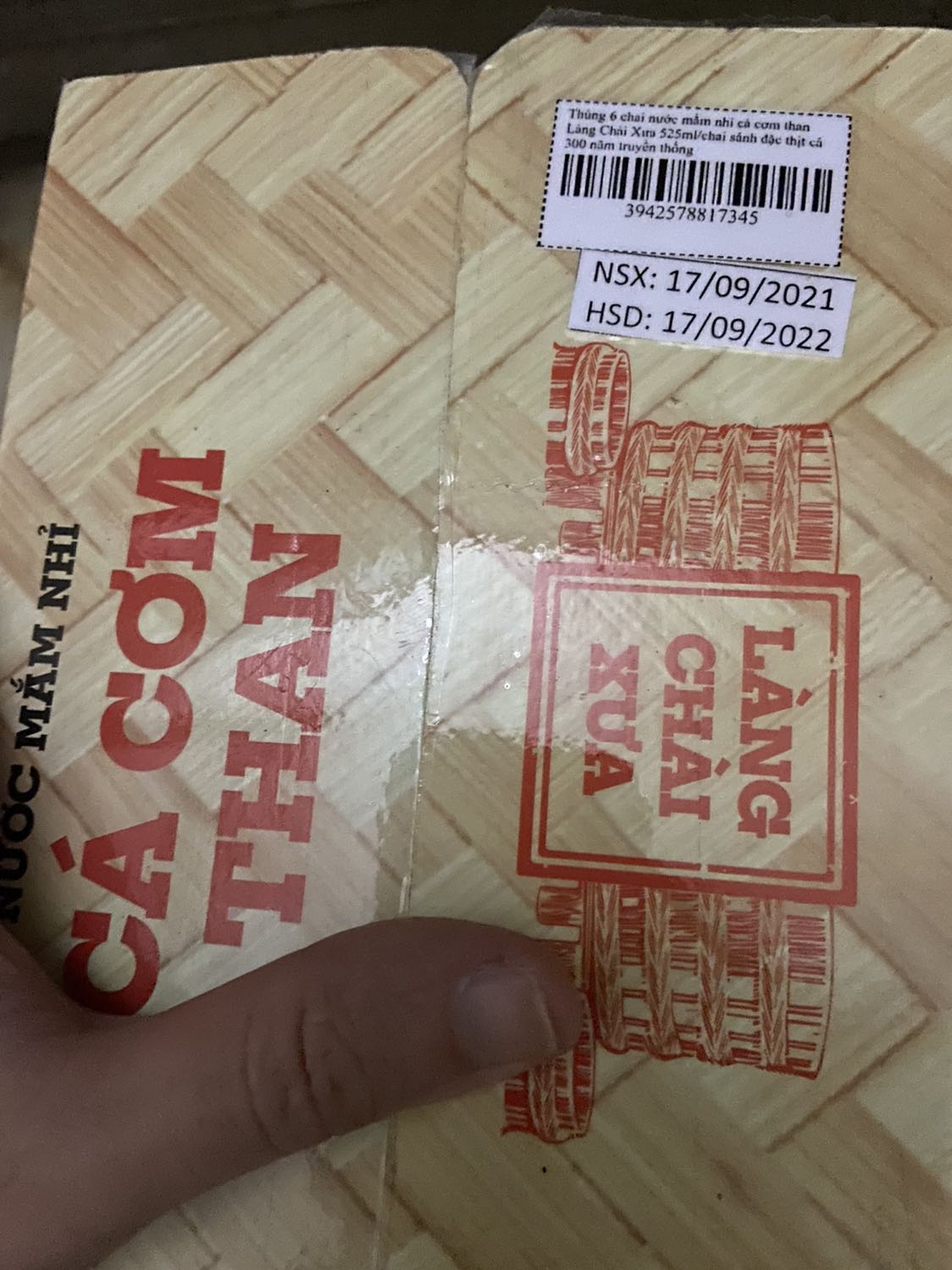 Tiki giao hàng nhanh, thùng đóng gói nguyên vẹn, date hạn sử dụng dài. Vì nhìn thấy mã giảm ưu đãi nên mình mua 1 thùng dùng thử xem sao dù nhà vẫn còn nhiều nước mắm. 
Chất lượng nước mắm đậm đà nhưng vị vẫn hơi gắt, cần tăng thêm vị dịu nhẹ, độ đạm cần được điều chỉnh pha chế trước khi đóng chai mình nghĩ như vậy. Độ đạm có vẻ thấp. Nước mắm ngon nhưng còn cần cải thiện hơn. Chai nhựa hơi móp méo. Nhưng thùng hàng thiết kế đẹp, thuần khiết chân quê nhưng mở ra thấy chai nước chấm thiết kế chưa được ổn và thu hút ánh nhìn lắm!
Chất lượng tương xứng với giá tiền! Tiki giao hàng nhanh, thùng đóng gói nguyên vẹn, date hạn sử dụng dài. Vì nhìn thấy mã giảm ưu đãi nên mình mua 1 thùng dùng thử xem sao dù nhà vẫn còn nhiều nước mắm. 
Chất lượng nước mắm đậm đà nhưng vị vẫn hơi gắt, cần tăng thêm vị dịu nhẹ, độ đạm cần được điều chỉnh pha chế trước khi đóng chai mình nghĩ như vậy. Độ đạm có vẻ thấp. Nước mắm ngon nhưng còn cần cải thiện hơn. Chai nhựa hơi móp méo. Nhưng thùng hàng thiết kế đẹp, thuần khiết chân quê nhưng mở ra thấy chai nước chấm thiết kế chưa được ổn và thu hút ánh nhìn lắm!
Chất lượng tương xứng với giá tiền!