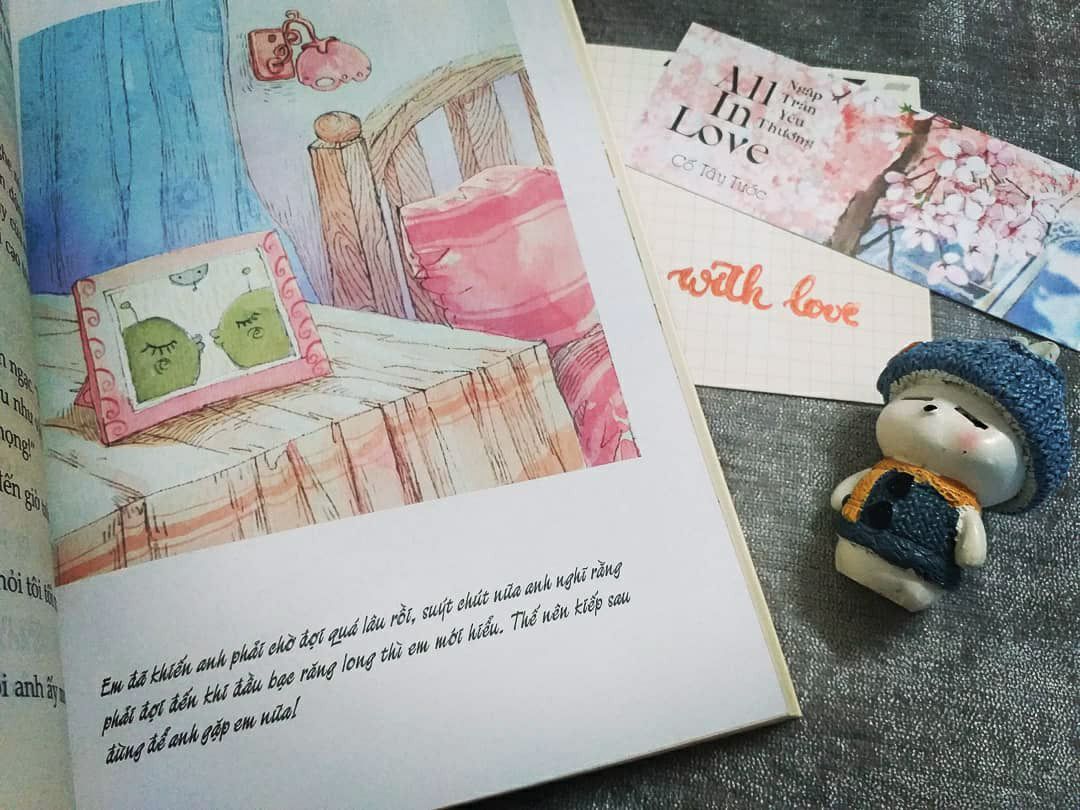 Bộ All in love này tôi đọc từ rất lâu rồi, ngọt và siêu hài luôn. Nhất là nam chính Từ Vi Vũ với độ vô sỉ và thê nô có thừa luôn đem lại nhiều tình huống cười ra nước mắt. Bản cũ xuất bản thì bìa đơn giản mà xinh, đáng yêu. Còn bản mới này thì bìa ngọt ngào, rất thơ và rất chất ngôn tình nên mình quyết định rước về. Sách không dày lắm, nhưng được thêm một lớp bìa áo rất xinh. Tha hồ vừa đọc vừa thoải mái sống ảo.