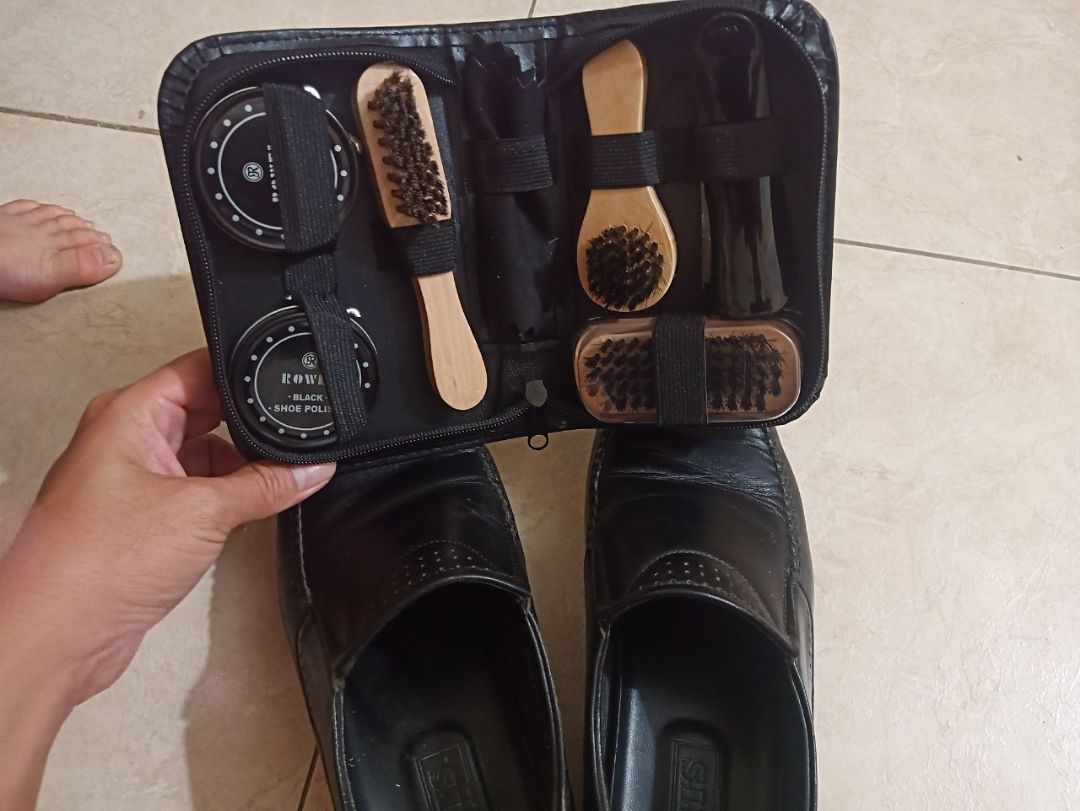 Shop giao đây đủ,đúng số lượng bộ dụng cụ đánh giày rất sin sò và tiện dụng.shhop giao hàng nhanh,tv nhiệt tình