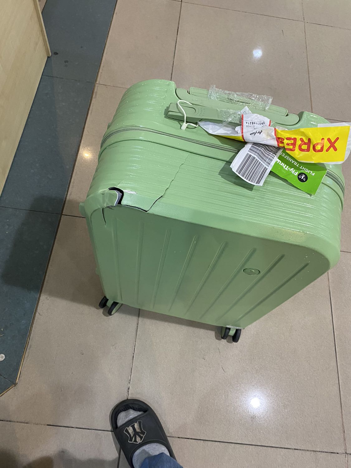 Hàng giao bóp méo dùng được 1 lần hành lý ký gửi rồi hỏng