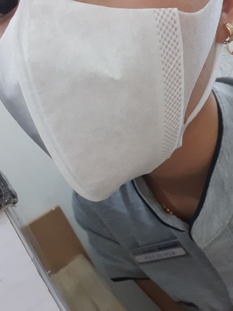 khẩu trang hơi nhỏ. mặt mình nhỏ nên che đc nữa mặt. bạn mình mặt to chỉ che đc mũi miệng thôi. còn tác dụng chống virus thì không biết vì khẩu trang mỏng không ngăn đc mùi hôi nữa mà
mùa dịch nên mua đc là ok rồi. bao giờ mới có hàng lại vậy