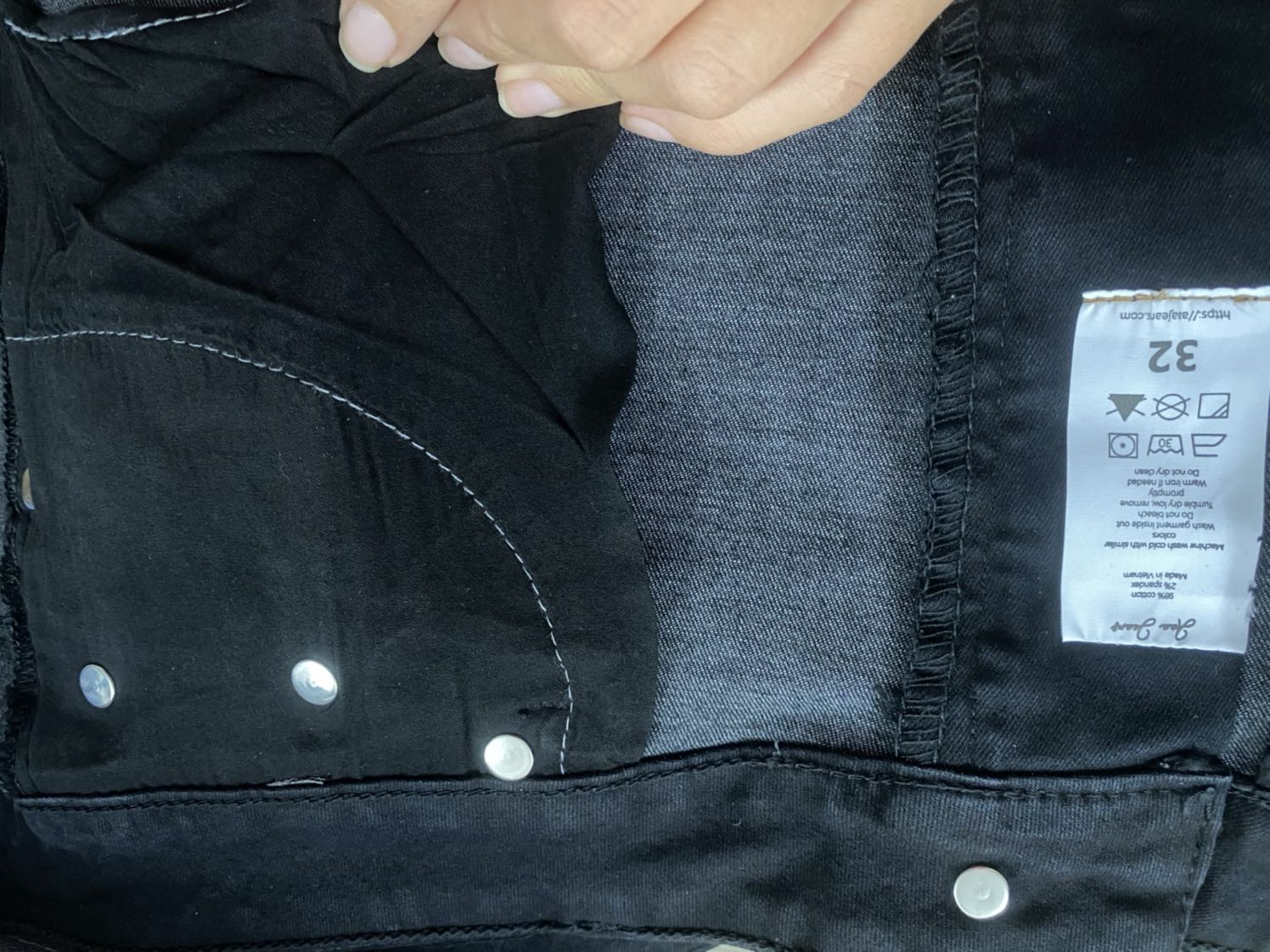 Vừa nhận gói hàng từ tiki, mở ra ưng ý quá nên phải lên viết đánh giá ngay cho tiki đây. Tiki giao hàng khá nhanh mà chất lượng sản phẩm thì quá tuyệt vời. Lúc nhìn lại giá mình còn giật cả mình. Quần này màu đen sì không bóng, mặc lên người gọn gàng lắm mọi người ạ. Đường may cực kỳ cẩn thận, mấy cái nút đóng cũng chắc chắn. Khoá kéo thì trơn chu, dễ kéo mà không bị tụt.  Mình sẽ mua thêm màu xanh đen của hãng này nữa!!!!! Hu vọng tiki có thêm nhiều hàng chất lượng thế này!