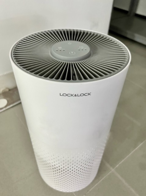 Máy xài rất tốt, đáng đồng tiền bát gạo mua.
Mình từng đắn đo giữa máy lọc không khí của LocknLock và Xaomi, cuối cùng mình chọn mua LocknLock ngay ngà sale được giảm giá chỉ còn dưới 2tr
Mua lâu rồi mà hôm nay mới lên review được vì sau 1 tháng sử dụng thì thấy quá là ưng, lọc không khí 3 mức độ, mức Sleep êm dịu vô cùng không 1 tiếng động, còn chỉnh hẹn được thời gian tắt nữa.
Vì là sử dụng nút bấm cơ nên dù Mẹ mình lớn tuổi vẫn sử dụng dễ dàng nha, máy còn có thể lọc mùi nữa đó. Nên mua nha mọi người.
Chính sách Bảo hành trên Tiki thì quá ưng luôn khỏi bàn nè