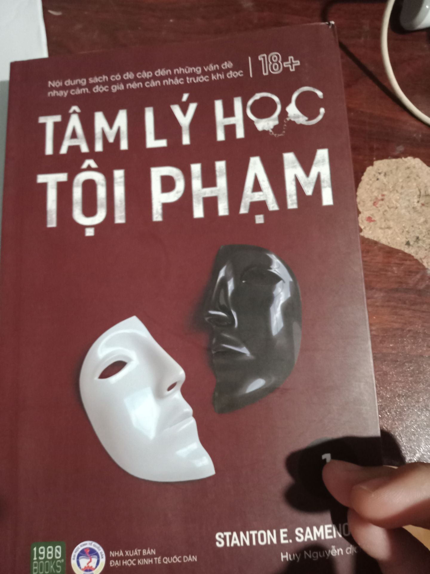 Sách mình nghĩ mọi người nên mua tiki là chính hãng nhé. Cuốn sách khá lôi cuốn với nội dung hấp dẫn, chất liệu giấy thì khá mịn màng và thêm đóng cuốn tỉ mỉ. Khá hài lòng.