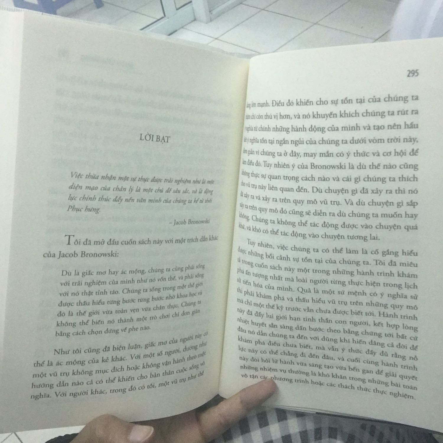 Một cuốn sách trong số ít cuốn mình đánh giá cao. Lượng kiến thức vật lí nói chung ở đây cũng cấp không quá khó hiểu nhưng lại đủ làm một người không theo chuyên nghành này choáng ngợp và hứng thú. Tác giả có lối viết khá gần gũi, lập luận dễ hiểu, motip kiểu tuần tự giải thích các khái niệm và ý tưởng, đồng thời chứng minh cho luận điểm cuối cùng cả bản thân ông . Giỏi là ở chỗ, với cuốn sách này , người không có kiến thức nền (ít) như mình cũng có thể nhận được nhiều kiến thức gây bất ngờ và mình cá là những ai yêu thích vật lí , vũ trụ sẽ càng nhận được nhiều hơn . Nên mua nhé mn:)))) tuy là mình cảm thấy viết hơi khó hiểu và khó đọc .viết về vật lí nhưng có thông điệp cuộc sống nha.