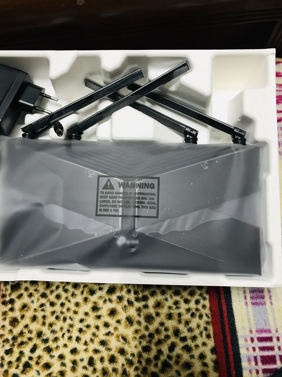 Router chạy rất tốt, tuy nhiên khả năng xuyên tường chỉ ở mức vừa phải. Sản phẩm giao đến hộp có dấu hiệu đã bóc ra trước. Router chạy rất tốt, tuy nhiên khả năng xuyên tường chỉ ở mức vừa phải. Sản phẩm giao đến hộp có dấu hiệu đã bóc ra trước.