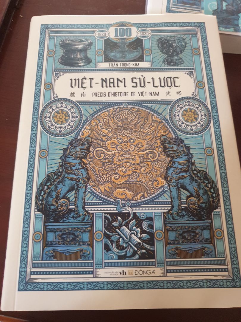 Rất hài lòng với chất lượng sách, lại còn được giảm giá trên tiki, sách đóng gói có bọc xốp có hộp bảo vệ. 
Đông A làm rất tốt trong trải nghiệm của khách hàng về hình thức, chất lượng bản in, chất lượng giấy dày tốt hơn một số sách từ các cty khác và tặng phẩm kèm theo rất đẹp.