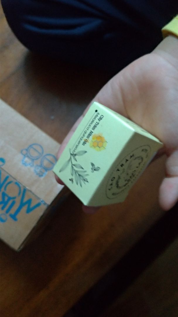 Mùi tinh dầu rất thơm, hộp đóng gói đẹp, có cả  hướng dẫn sử dụng và thành phần rõ ràng. Nhóc của nhà mình dùng thử rất thích. Sẽ tiếp tục ủng hộ shop!