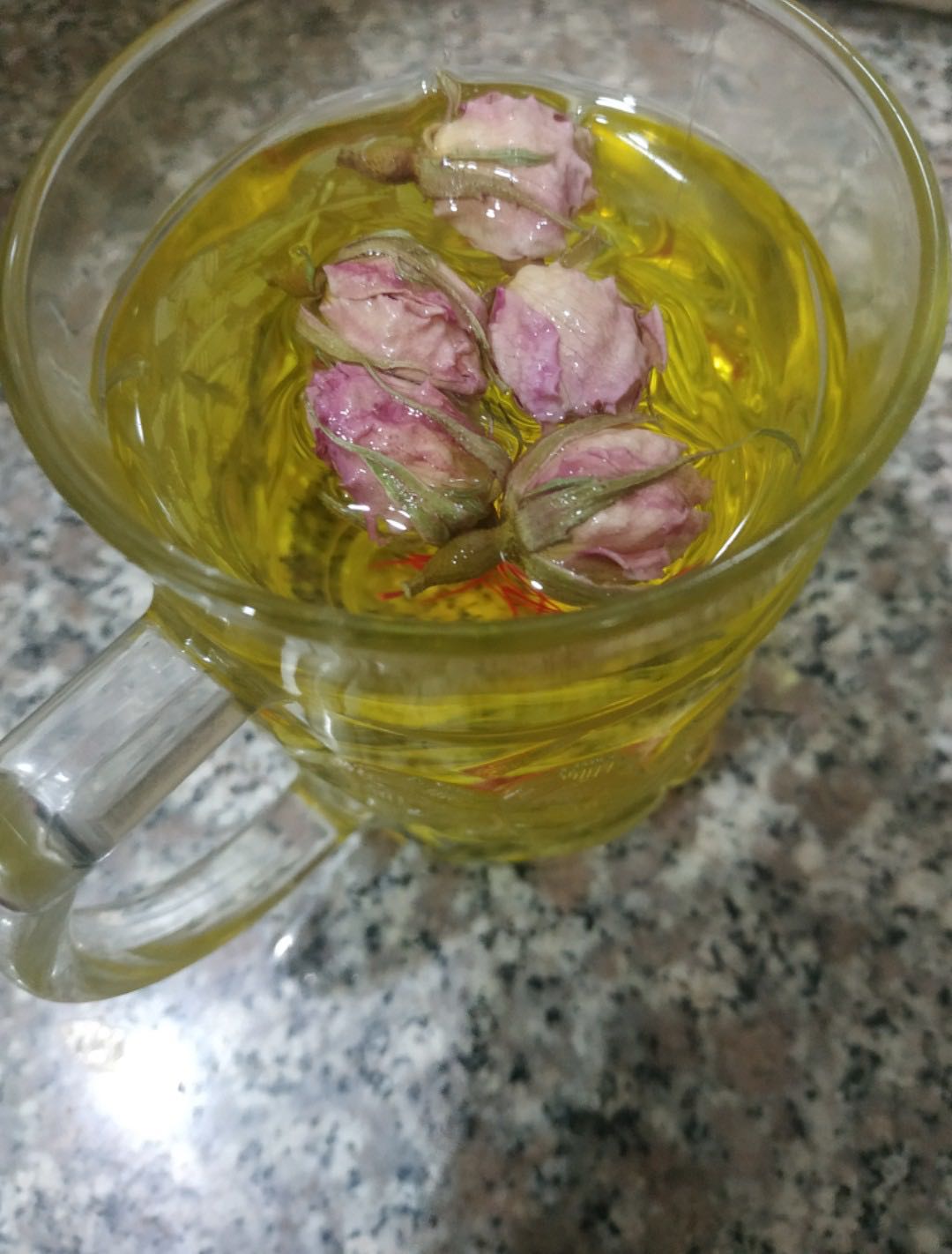 rất hài lòng về hình thức đóng gói, nụ hồng và saffron đều đựng trong lọ thủy tinh thay vì túi giấy zipper, vừa bảo quản tốt vừa nhìn đẹp phù hợp làm quà tặng ý nghĩa. Đã ***, hàng chất lượng, sẽ đặt tiếp khi gần hết