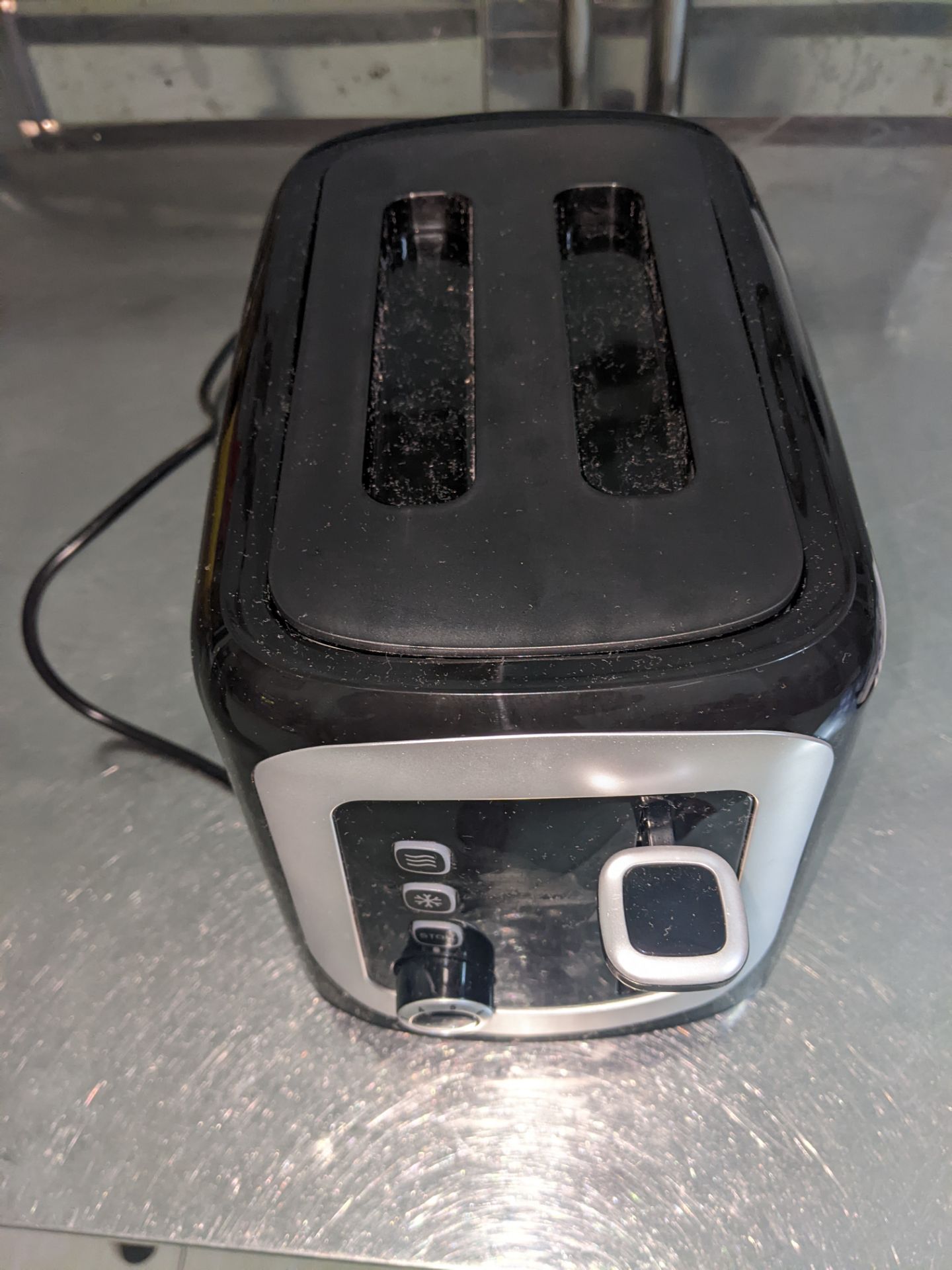 Máy không tự nhảy khi nướng.  Đã liên hệ Tiki 2 lần cung cấp thông tin và hình ảnh và có *** confirm lấy lại hàng. Nhưng đã qua gần 1 tháng không thấy đổi sản phẩm.