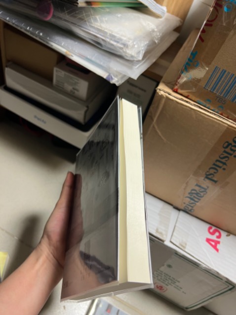 Sách giao nhanh. Ngày giao mưa tầm tã nên thùng có bị ướt. May mình có tikicare có bọc sách chứ không cũng thấm ướt bìa. Tiki kh có bọc xốp hay màng nilon nên sách bị ướt nhẹ