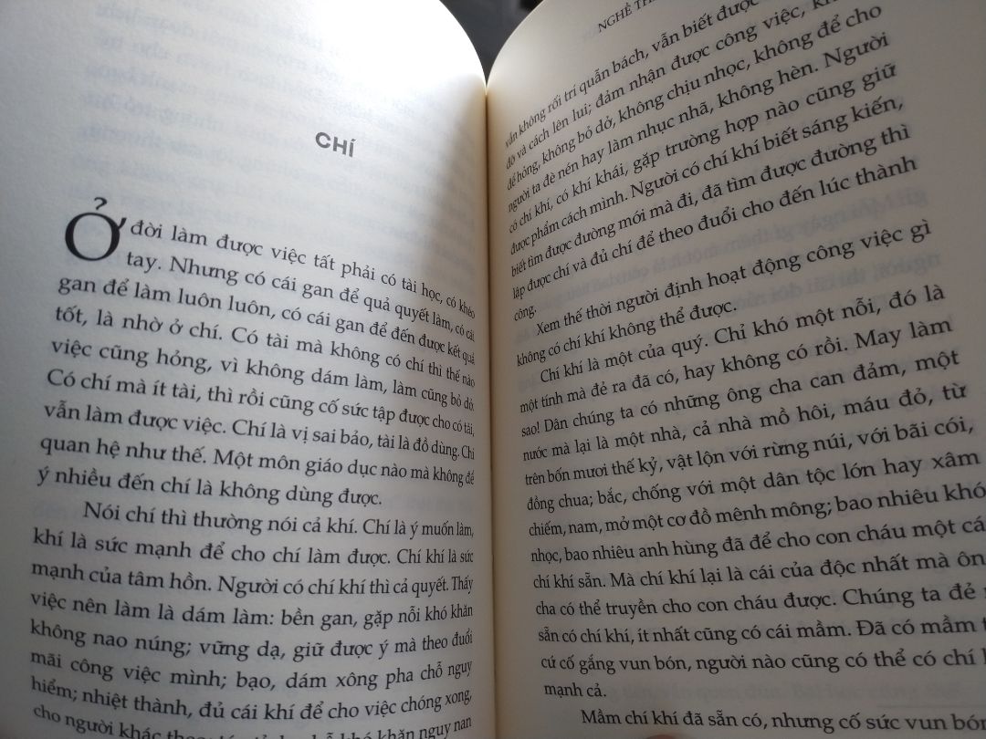 Sách mỏng, đọc nhanh, quan trọng là thực hành. Điều đáng quý nhất là tác giả đã hệ thống hóa được các vấn đề cốt lõi, nền tảng trong giáo dục con người và trình bày hợp lý, mộc mạc, dễ hiểu. Thời đại dù có khác đi, điều kiện vật chất có thay đổi, chỉ cần con người giữ được nền tảng đó thì vẫn luôn có hi vọng vào tương lai đất nước. Dù là ai, dù là người làm giáo dục hay không, cũng nên tìm đọc. Sách mỏng, đọc nhanh, quan trọng là thực hành. Điều đáng quý nhất là tác giả đã hệ thống hóa được các vấn đề cốt lõi, nền tảng trong giáo dục con người và trình bày hợp lý, mộc mạc, dễ hiểu. Thời đại dù có khác đi, điều kiện vật chất có thay đổi, chỉ cần con người giữ được nền tảng đó thì vẫn luôn có hi vọng vào tương lai đất nước. Dù là ai, dù là người làm giáo dục hay không, cũng nên tìm đọc.