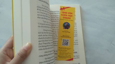 Mình mới bước chân vào sàn TMĐT và muốn xây dựng thương hiệu nhưng không biết làm thế nào lên mạng tìm tòi thì gặp ngay quyển này, sách gồm 10 bước chỉ dẫn cho từng giai đoạn phát triển rất phù hợp với người mới như mình. Sách viết rõ ràng, cô đọng với những câu chuyện thực tế từ chính tác giả rất dễ hiểu, dễ áp dụng.
Tiki giao hàng rất nhanh, mới đặt hôm trước hôm sau đã nhận được, đóng gói cẩn thận, giấy sách vàng không mỏi mắt, mình rất thích.