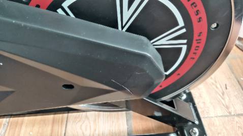 Xe êm ,giao nhanh,nhưng nứt ở 2 bên ốp nhựa của bánh,tạm chấp nhận được