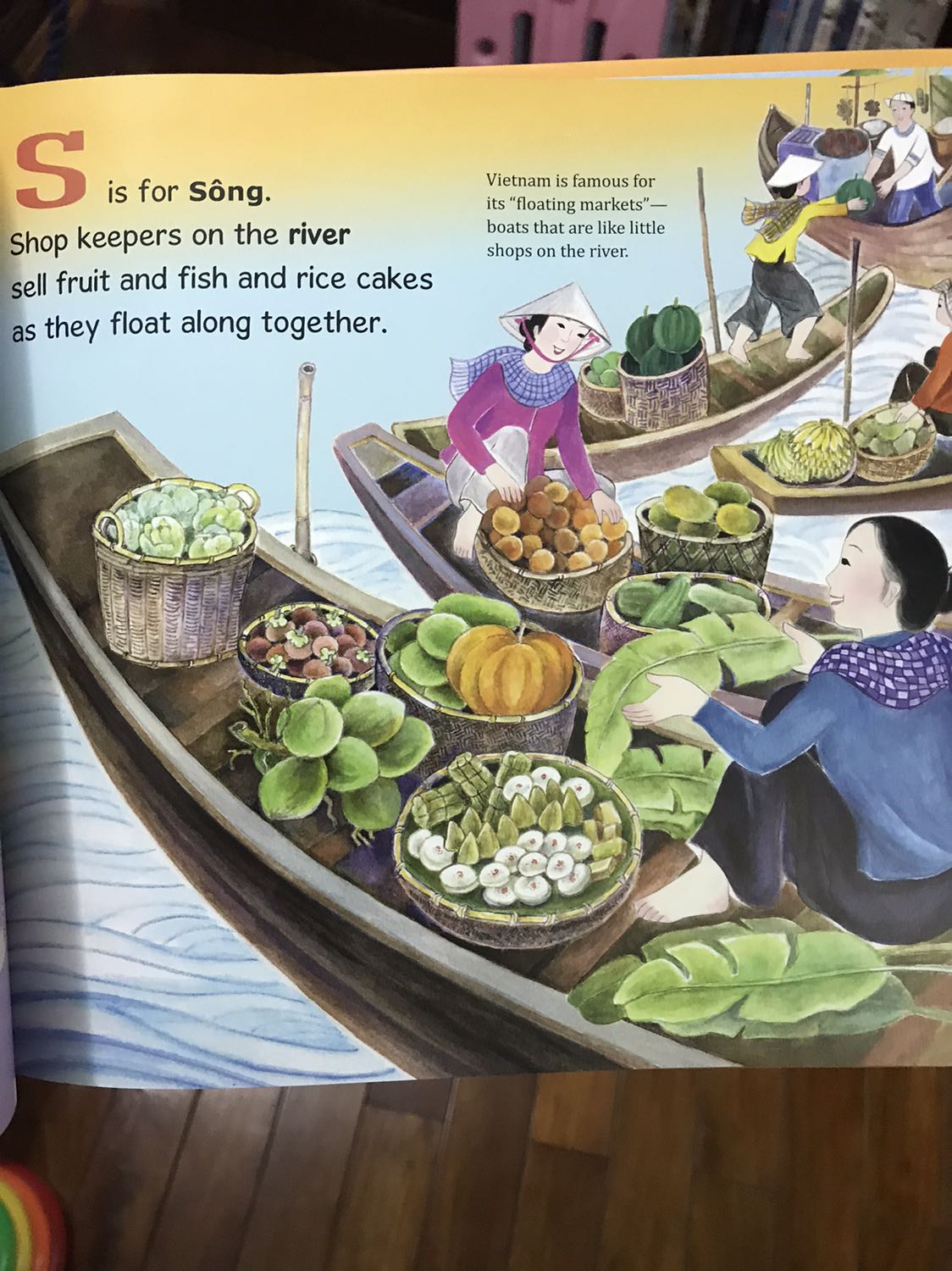 Sách song ngữ, mới, đẹp, có nhiều nội dung thú vị về Văn hoá Việt Nam mà mình chưa biết. Mình cũng rất thích minh hoạ của cuốn này. Cảm ơn tác giả. Cảm ơn Tiki.