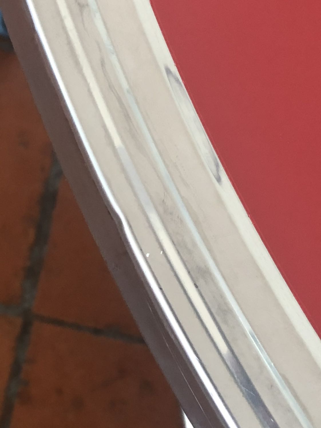 Bàn móp, xước nhiều chỗ, bọc chân bàn là hàng dùng rồi