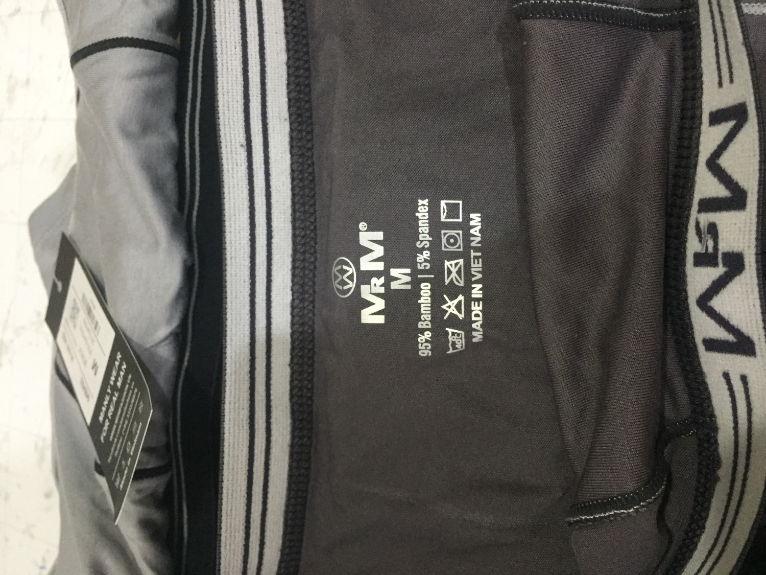 Sản phẩm cực chất lượng, được đóng gói rất đẹp, cẩn thận đầy đủ thông tin tem mác giá cho khách hàng. 90k/ 1 c nhưng mua combo chỉ chưa đến 70k/c. so với thì rất hài lòng.
Hàng thương hiệu/chính hãng brand việt nam được sản xuất tại vn, đáng để ủng hộ.
Mua tiki rất nhiều, cũng tháy nhiều sự thay đổi tiki, giao nhanh hơn, đặt hôm trước hôm sau đã có, nhân viên trẻ , nhiệt tình....
5* cho sản phẩm và service tuyệt vời. sp tốt sẽ quay lại mua thêm trong tương lai.