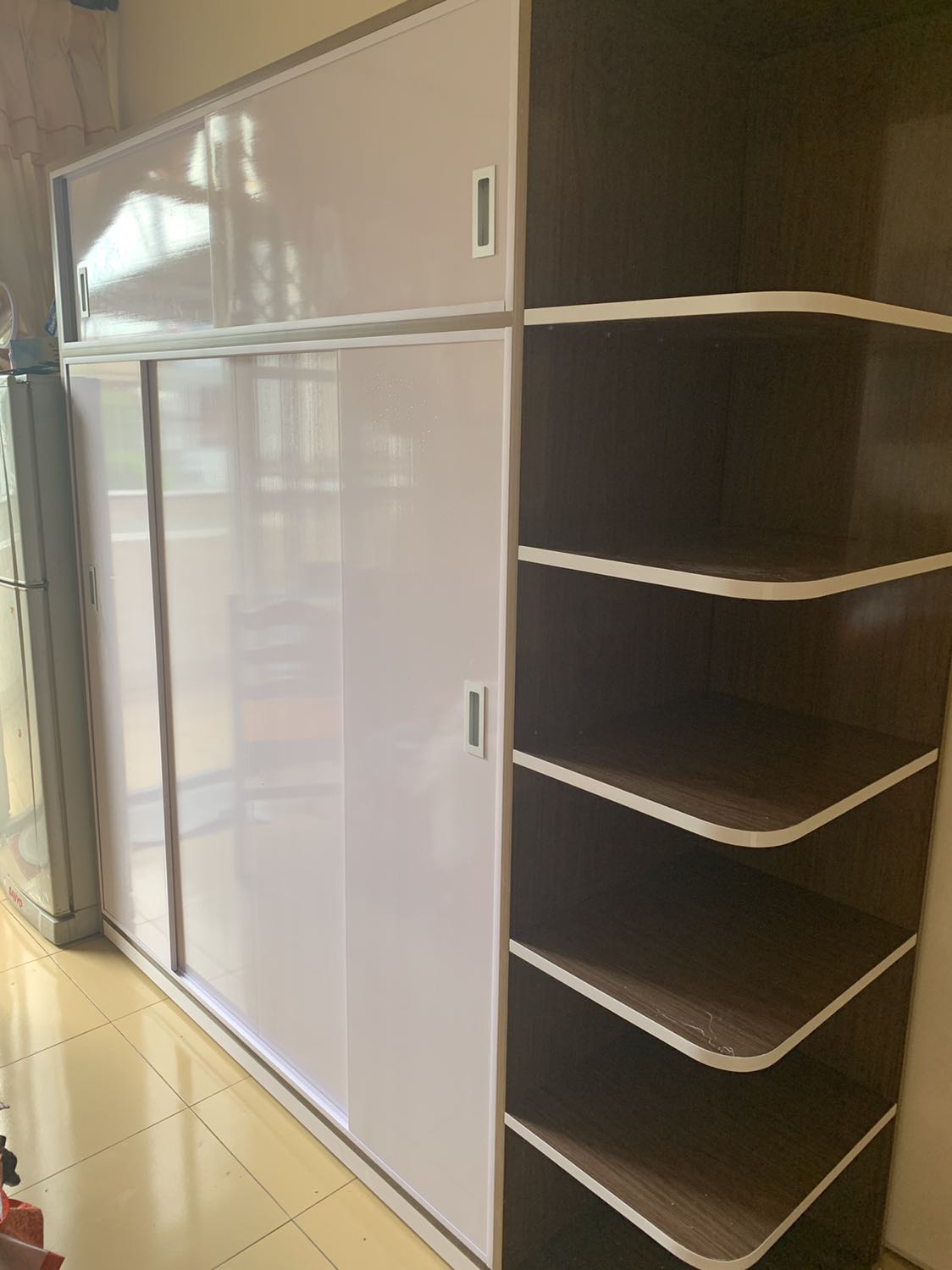 Cho 5 sao nhiệt tình, 5 sao sản phẩm đẹp như mô tả, sản phẩm rất chắc chắn, nhựa rất dày nhìn giống như tủ gỗ, không quá nặng có thể di chuyển được. 1 sao vì cẩu thả, đóng vít xuyên qua tủ làm lồi vít