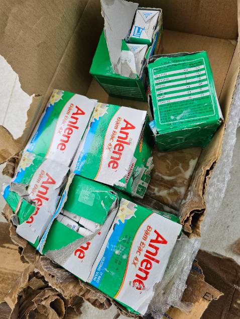 Vận chuyển quăng quật thế nào mà bị thủng mất vài hộp ạ. Hỏng mà còn mất thời gian vệ sinh.