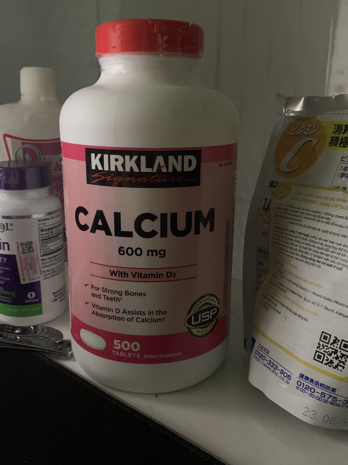 Sản phẩm tích hợp  canxi và vitamin D3, vitamin quan trọng hỗ trợ hấp thụ canxi , nên uống 1/2 liều kết hợp ăn uống thì sẽ tốt hơn là chỉ uống tpcn các bạn nhé, tắm nắng 5p mỗi ngày để có vitamin D cũng rất tốt. Các nước phương tây đang cân nhắc trong việc bổ sung vitamin D để tăng đề kháng cho các bệnh nhân đang chữa trị covid 19 đó ạ ?. Chúc các bạn vui khoẻ. ?