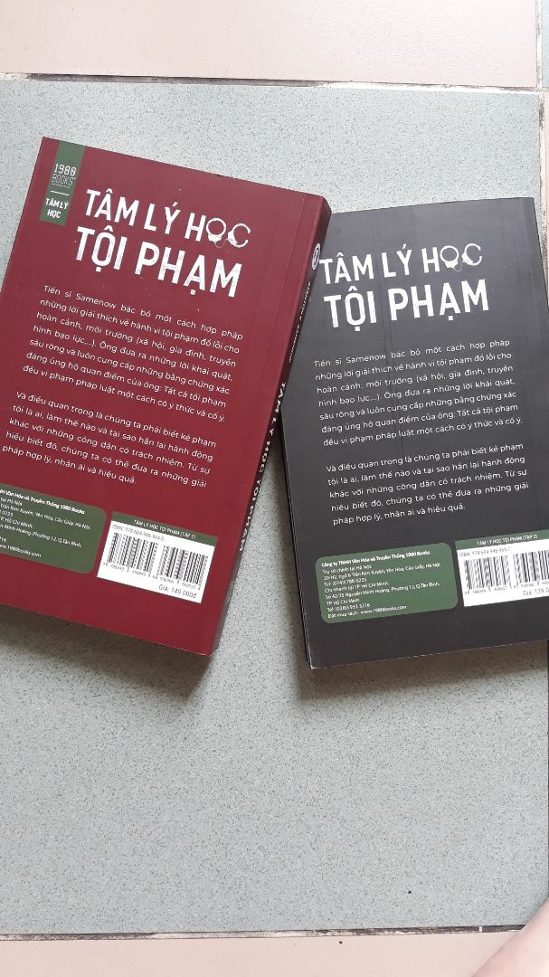 Mình mua bộ sách này vì thấy được quảng cáo rầm rộ quá, do đó mình cũng vô thức tin rằng đây sẽ là những cuốn sách rất hay. Nhưng buồn lắm. 
Xét về dịch thuật, Huy Nguyễn dịch cuốn sách này giống như đọc Google dịch vậy, câu văn rời rạc, tối nghĩa, không có sự liên kết với nhau. 
Xét về nội dung, bạn có thể để ý thấy E.Samenow thường ít phân tích vấn đề tâm lý của phạm nhân theo các học thuyết tâm lý (có thể là do năm 1980 vẫn chưa thịnh hành cái này), nhưng trên cơ bản khi bạn đã quen lý giải thông tin có hệ thống theo các học thuyết tâm lý thì bạn sẽ thấy cách nhìn vấn đề của E.Samenow có phần hơi phiến diện, chủ yếu dựa vào các vấn đề trong thực tế. Ý mình không bảo E.Samenow sai, nhưng để áp dụng nó trong thời đại Hệ thống như hiện nay thì những kiến thức này có hơi "cũ" và không còn hợp thời nữa. 
Nói chung, mình đã dừng lại khi đọc nửa cuốn 1. Mong rằng góp ý của mình có thể hữu ích cho mọi người.