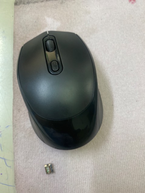 Mới nhận hàng xong sạc pin thử , rút sạc rút luôn được cả đầu sạc ra 😭🥲, con chuột thì bên phải bị liệt luôn 😩 , biết là tiền nào của đó nhưng ít nhất cũng phải cho người ta dùng đỡ được 1 tháng chứ ai đâu mớ có nửa tiếng là xong thì nói làm gì