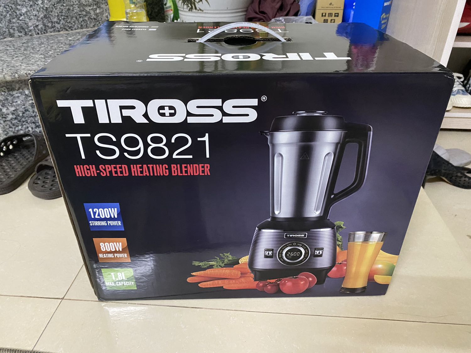 Vừa đặt tối hôm trước thì sáng hôm sau tiki đã giao luôn rồi!
Chia sẻ đôi chút cảm nhận về cái máy này cho ai có nhu cầu tìm hiểu:
1. Cối xay lớn (1,8l), khác các loại máy khác cối bằng thuỷ tinh, cối này bằng inox, nhìn mỹ quan có vẻ không đẹp và thích bằng thuỷ tinh, tuy nhiên có 1 ưu điểm là cối rất nhẹ, nhẹ hơn rất nhiều so với thuỷ tinh, nên chị em có thể hoàn toàn cầm được bằng 1 tay (gồm cả sữa bên trong).
2. Máy hoạt động khá êm ái, mình mới dùng chức năng súp đặc thì thấy là 15-18' đầu khá êm, k biết là máy đang chạy luôn, duy chỉ có khoảng 5' cuối lúc máy bắt đầu xay thì khá ồn, mình để máy dưới tầng 1 và ngồi trên tầng 2 vẫn nghe rõ tiếng máy. Tuy nhiên, cũng chỉ mất 4-5' nên k vấn đề lắm.
3. Máy công suất cao. Trước khi mua mình cũng có tìm hiểu 1 số loại thì mình thấy giá của máy tuy cao, nhưng so với giá tiền thì công suất khá cao, cao hơn hẳn dòng máy 2-3tr khác (công suất xay 1200w, nấu 800w) nên chắc chắn thành phẩm sẽ mịn hơn là cái chắc rồi 😂
4. Thành phẩm: mình có nấu thử sữa ngô thấy rằng thành phẩm rất mịn, không bị lợn cợn, uống thơm ngon!
5. Máy có kèm theo cuốn sách công thức để mọi người có thể làm theo --> rất tiện lợi 😂
6. Máy hoàn toàn bằng tiếng việt, bất cứ ai cũng có thể dùng được!
Đó là một số cảm nhận đôi chút của mình về chiếc máy! Nói chung về lâu dài thì mình chưa có khẳng định, nhưng trước mắt thì khá đáng tiền!