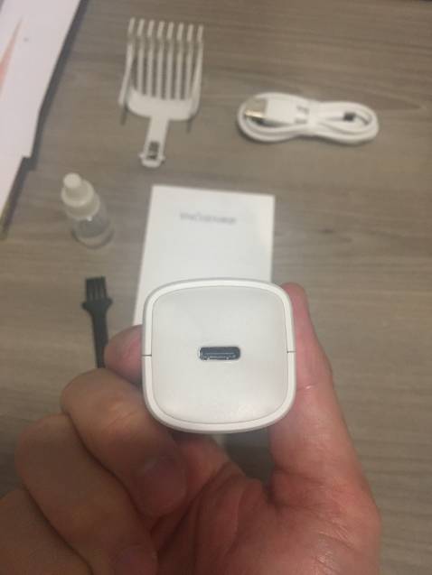 Sản phẩm rất phù hợp cho mùa dịch Covid luôn. Tóc thì dài quá nên nhờ có tông đơ này mà mọi căng thẳng trên đầu đều tan biến nhé.
Máy có nhiều nấc để cắt tóc dài ngắn khác nhau. Hiện mình cắt tròn hết đầu với 2,1 cm. 2 bên và sau gáy thì cắt 3mm. Khá là nhanh và tiện lợi nè.
Còn được tặng khăn choàng cắt tóc khi mua nữa nên rất là tuyệt vời nè.