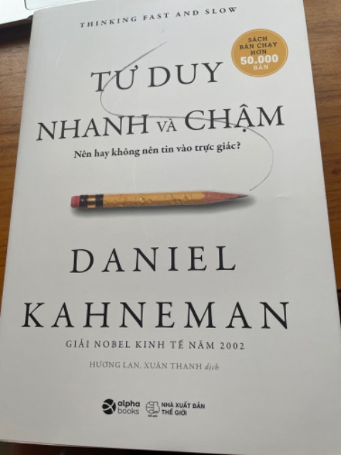 Sách tái bản đến lần thứ mười rồi nhưng vẫn còn lỗi typo và dịch ẩu, giá cũng không hề rẻ nên mình khá thất vọng với bản dịch này