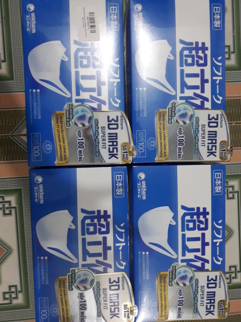 Thiết kế cấu trúc 3D đa lớp độc đáo, ôm gọn và sát khuôn mặt.Thiết kế thông minh chống khuẩn tối đa, ngăn chặn khói bụi thâm nhập vào các khe hở, gia tăng mức độ phòng chống bụi, vi khuẩn trong không khí.Khẩu trang nhô tự nhiên, không sử dụng gọng kẽm, kim loại bất tiện cấn đau vùng mũi như các loại khẩu trang khác.Thiết kế không chạm miệng, vệ sinh, khá thuận tiện với phụ nữ khi vấn đề son môi bị lem dính vào khẩu trang gây phiền phức khi sử dụng, không tạo khe hở ôm vừa vặn nên không làm mờ kính khi đeo khẩu trang.Không gian bên trong khá thông thoáng bởi thiết kế nhô cao nên khá dễ chịu để hít thở, đồng thời giúp giữ nhiệt, ẩm tránh không khí lạnh. Thiết kế cấu trúc 3D đa lớp độc đáo, ôm gọn và sát khuôn mặt.Thiết kế thông minh chống khuẩn tối đa, ngăn chặn khói bụi thâm nhập vào các khe hở, gia tăng mức độ phòng chống bụi, vi khuẩn trong không khí.Khẩu trang nhô tự nhiên, không sử dụng gọng kẽm, kim loại bất tiện cấn đau vùng mũi như các loại khẩu trang khác.Thiết kế không chạm miệng, vệ sinh, khá thuận tiện với phụ nữ khi vấn đề son môi bị lem dính vào khẩu trang gây phiền phức khi sử dụng, không tạo khe hở ôm vừa vặn nên không làm mờ kính khi đeo khẩu trang.Không gian bên trong khá thông thoáng bởi thiết kế nhô cao nên khá dễ chịu để hít thở, đồng thời giúp giữ nhiệt, ẩm tránh không khí lạnh.