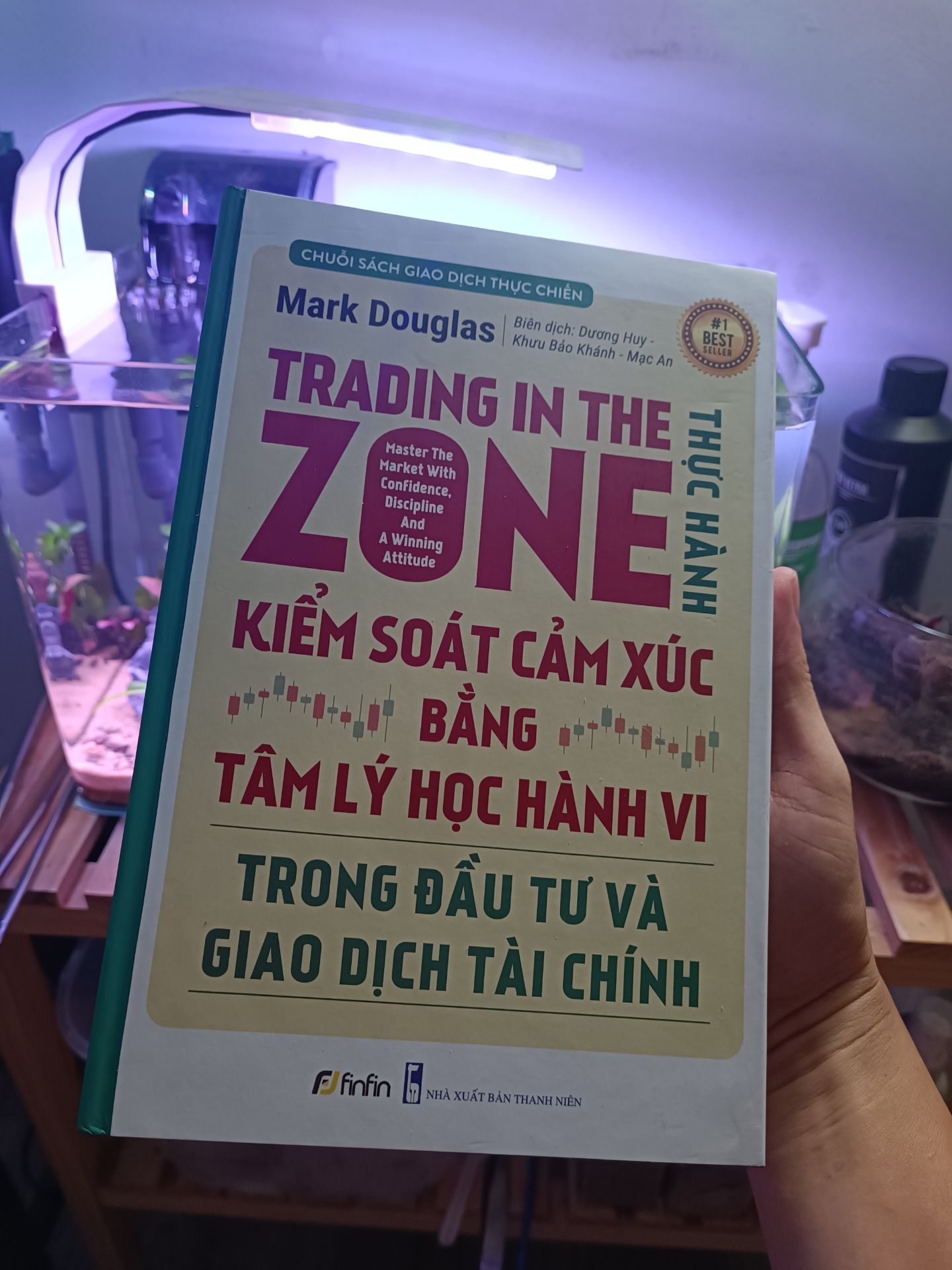 mua sách lậu chất lg kém qá, nên lên tiki mua sách xịn xem tốt ntn. hàng đẹp, giấy thơm.
sách nói về các yếu tố kỹ năng, tâm lí tư duy mà mọi trader đều cần, điều này các sách bán tràn lan trên th trường đều k nói.
tác giả đi theo phong cách khác biệt, chỉ viết phân tích tâm lí ẩn sâu bên trong con người, các động lực, suy nghĩ, những cái bình thường nhưng ít người bỏ qua. giỏi lắm tác giả ơi !