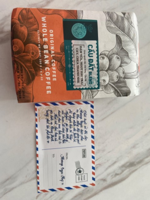 Date vẫn còn đến 01/2023. Nhưng đặt hàng 27/09/22 nhận được thiệp ghi Happy new year cũng hơi mắc cười. Shop nên khéo léo hơn với nội dung thiệp, nếu không sẽ phản tác dụng.