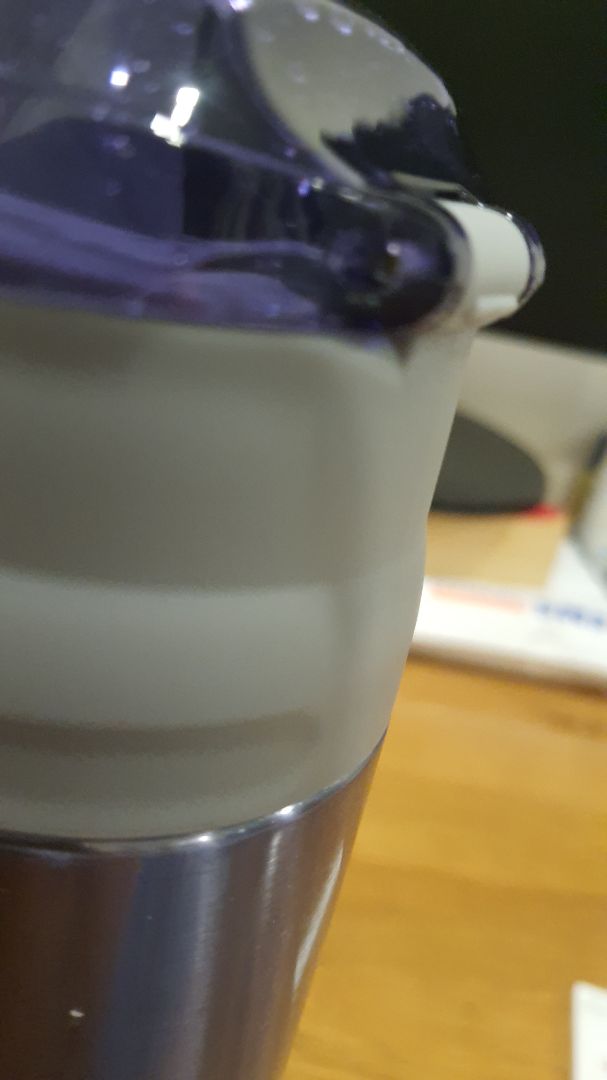 tôi mới nhận chiều nay và khi mở ra để rửa và dùng thì đã thấy vết rạn nứt ở 2 mép của lắp đậy, xin hỏi shop